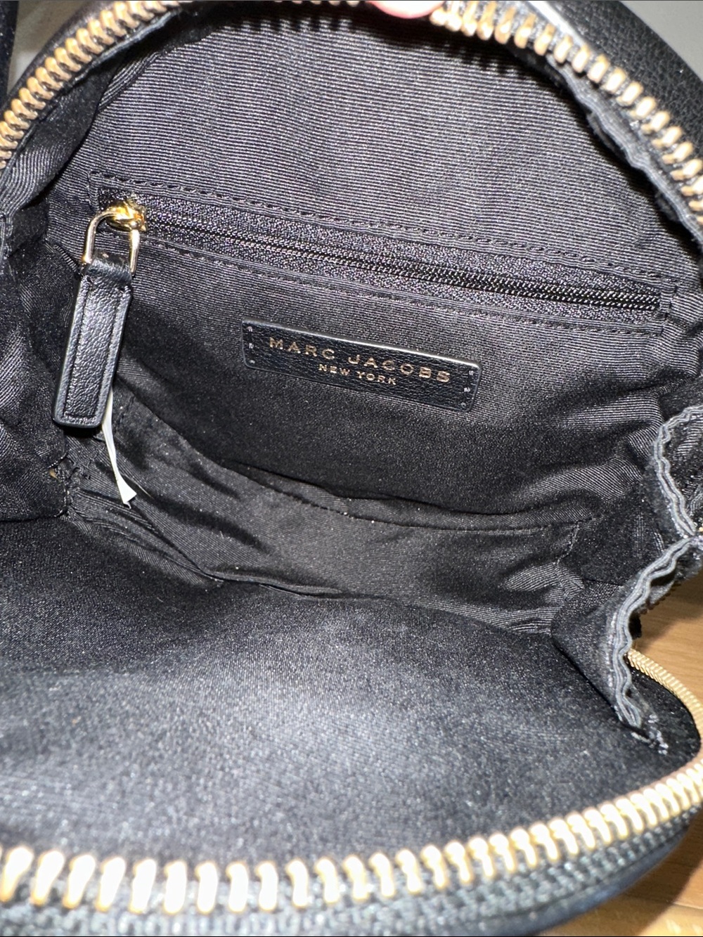 Marc Jacobs Black Leather ~ The Commuter Circle Crossbody Bag ~
Limited Edition - Picture 11 of 12